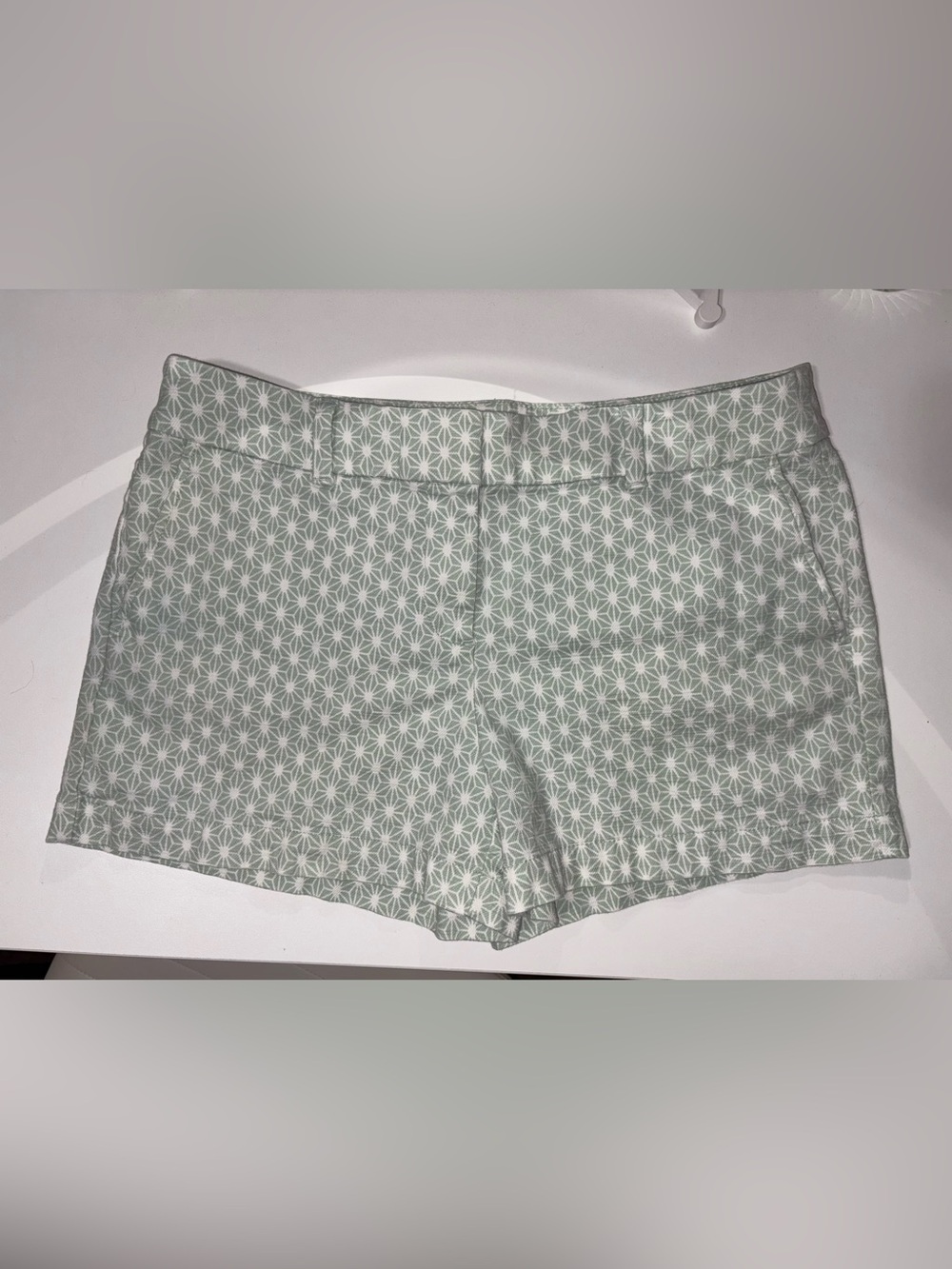 Loft Starburst Celery Light Green Casual Shorts Ladies Size 8